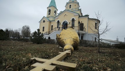 Обстрелы в Донецке не прекращаются, снаряд попал в церковь