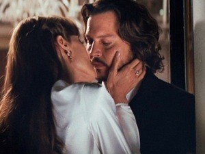 Жена запретила Джонни Деппу сцену в душе с Анджелиной Джоли