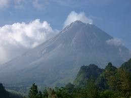 Индонезийский вулкан уже убил 151 человека
