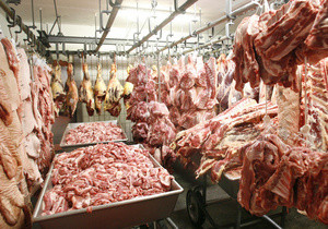 Протекция государства не помогла украинским фермерам: в страну завозят все больше импортного мяса