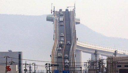 Магистральный мост в Японии приводит туристов в шок