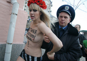 Гологрудые FEMEN сдались милиции с лозунгом «Могилев, возьми меня!»