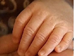 В поле нашли мертвого младенца, родившегося с шестью пальцами