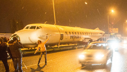 По Киеву провезли правительственный самолет