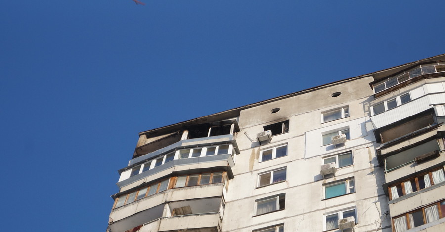 Во время сильного пожара 74-летняя киевлянка упала с 17-го этажа