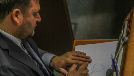 Михаил Добкин рисовал карикатуру во время сессии в Раде