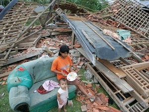 Мощное землетрясение потрясло Индонезию
