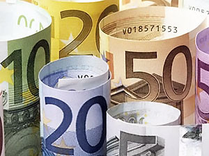 Евро продолжает дешеветь в Украине