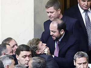 Депутаты подрались, засыпая друг друга деньгами