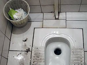 Вонь, грязь и несмытые фекалии – добро пожаловать в общественные туалеты столицы