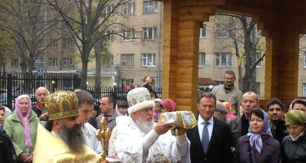 На Тенистой освятили церковь, построенную без единого гвоздя