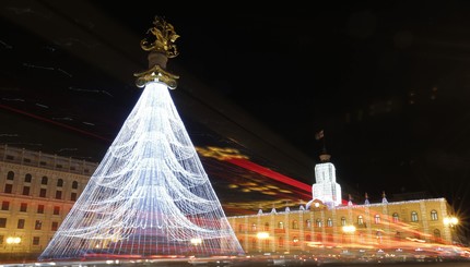 Улицы Тбилиси украсили необычные елки-голограммы