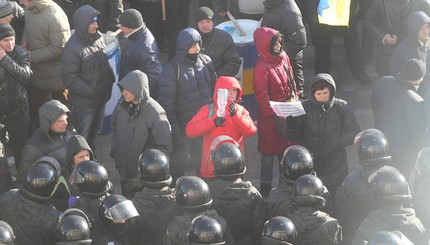 Под Верховной Радой требуют 