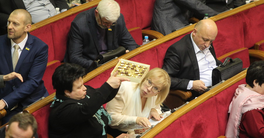 Заседание Верховной Рады возобновилось после почти 10-часового перерыва