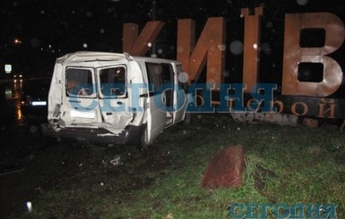 На Житомирской трассе микроавтобус с людьми врезался в стелу «Киев — город—герой»