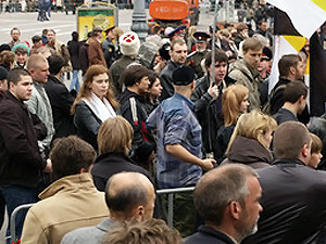 Около двух тысяч предпринимателей Черновцов пикетируют горсовет и требуют встречи с мэром города