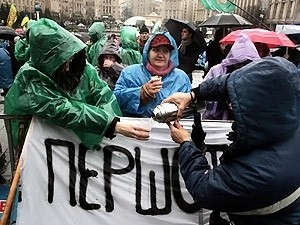 МВД просит протестующих записывать номера гаишников, которые не пускают их в Киев