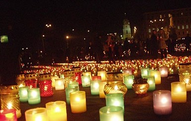 В Киеве проходит акция «Зажги свечу памяти»