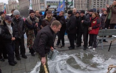 Предприниматели после визита Азарова и Януковича помыли Майдан
