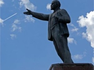 В Херсоне памятник Ленину забросали красной краской