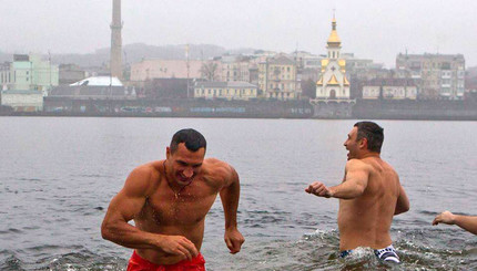 Братья Кличко искупались в ледяной воде на Крещение 