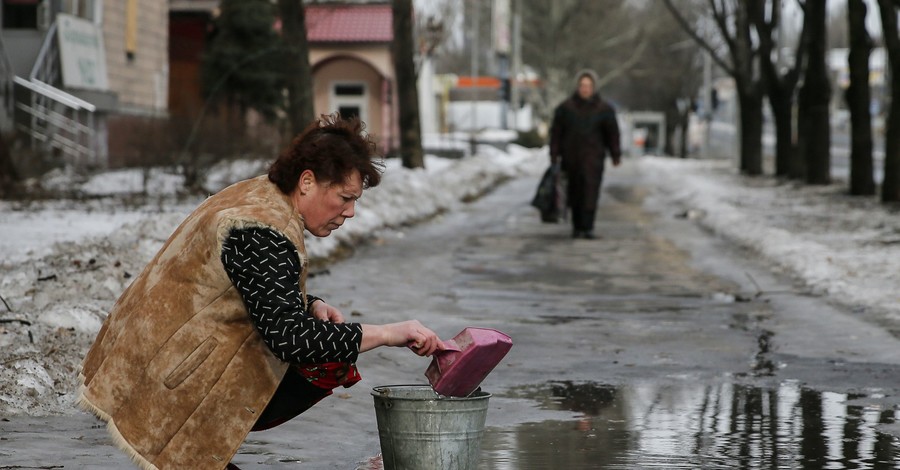 В Донецке до сих пор нет воды, жители вынуждены набирать воду в лужах