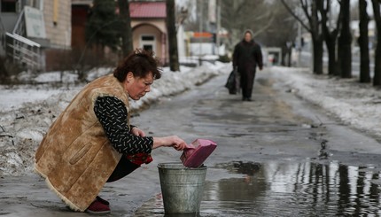 В Донецке до сих пор нет воды, жители вынуждены набирать воду в лужах