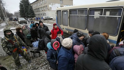 Массовая эвакуация и страшные разрушения в Дебальцево