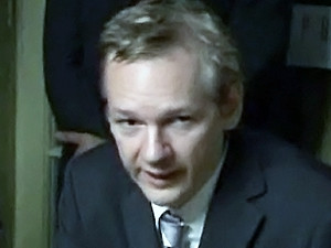 Основатель WikiLeaks из-за решетки грозит «информационной бомбой»