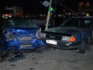 На Харьковском шоссе две иномарки давили людей и сносили светофоры