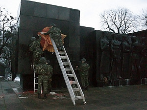 Во Львове памятник советским воинам облили красной краской