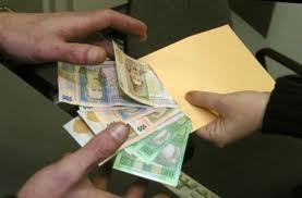 Правительство решило не так часто повышать заплаты и пенсии украинцам