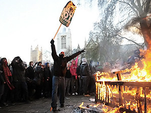 Митингующие возле британского парламента студенты ранили восемь полицейских