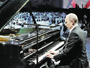 Путин сыграл на рояле и спел