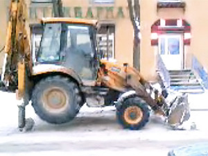 В России освоили новый способ уборки снега: трактор стоит, а работа идет
