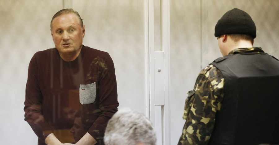 Александр Ефремов в суде сидит в стеклянном аквариуме
