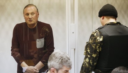 Александр Ефремов в суде сидит в стеклянном аквариуме