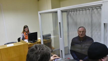 Ефремова в суде посадили в стеклянную клетку - 