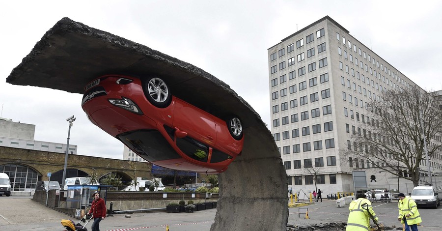 На одной из улиц Лондона машина повисла над землей 