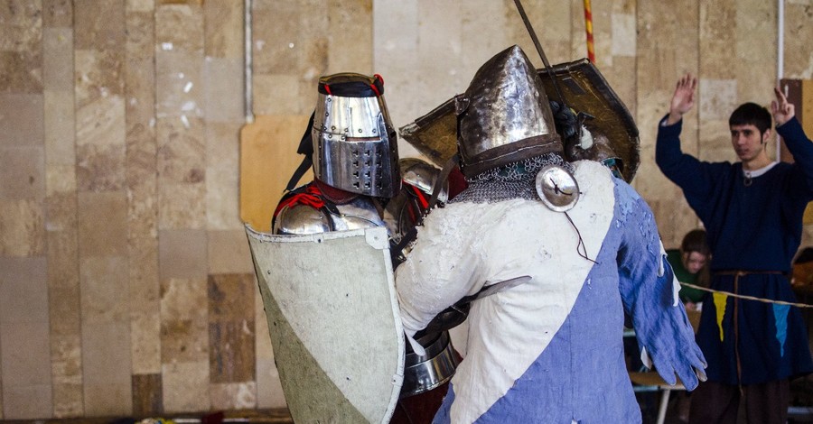 В Запорожье на рыцарях ломались доспехи и крошились щиты