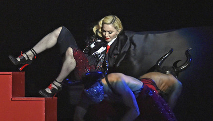 Мадонна рухнула со сцены головой вниз 
