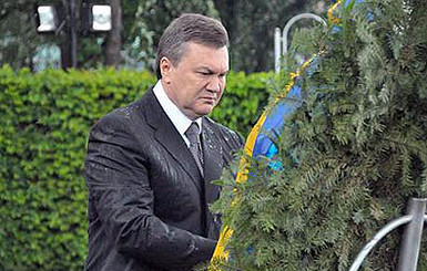 В этом году россияне засмотрели  до дыр ролик с Януковичем и падающим венком