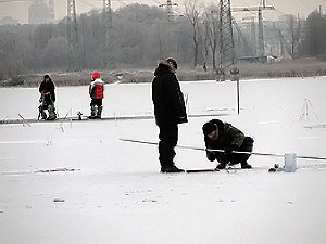 Рыбаки уже вышли на тонкий лед