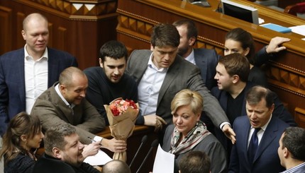 Гонтаревой в Раде подарили цветы и лист бумаги для заявления об отставке