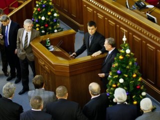 В парламенте установили новогодние елки 