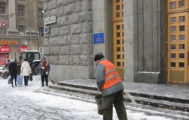 В борьбе с гололедом соль используют не по правилам и во вред обуви