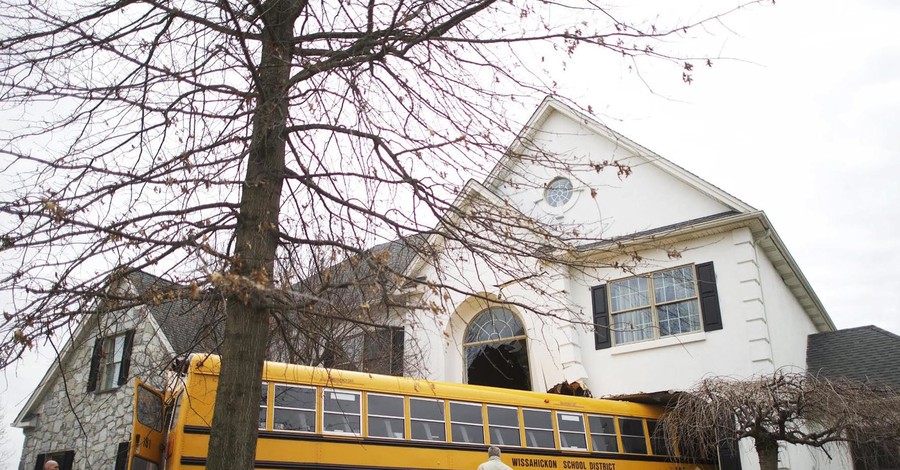 В США школьный автобус врезался в жилой дом