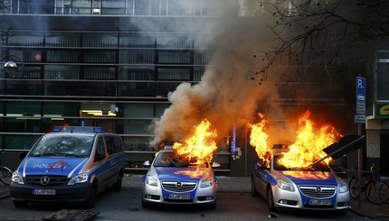 Во Франкуфурте протестующие подожгли полицейские машины