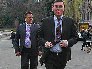 Экс-министра внутренних дел Украины взяли на прогулке с собакой