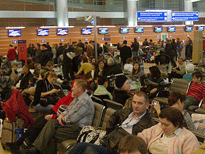 Отмена рейсов в Шереметьево: народ спал на полу и заказывал пиццу прямо в аэропорт